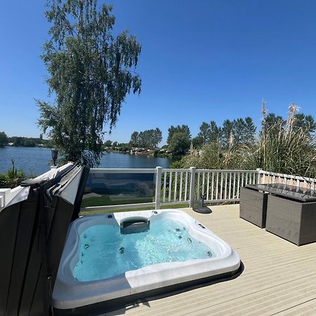 Tattershall Lakes Sunset View Caravan Lakeside, Hot Tub, Garden, Private Fishing Peg & Wifi المظهر الخارجي الصورة