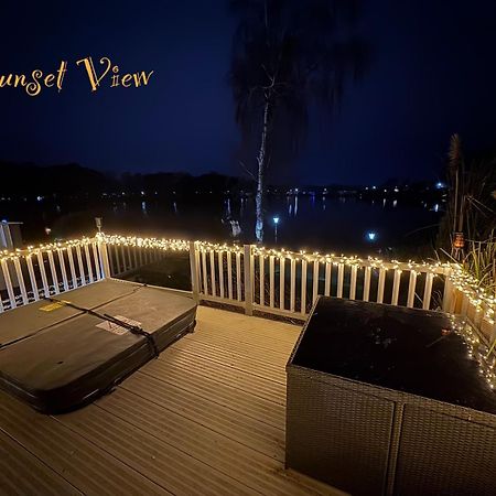 Tattershall Lakes Sunset View Caravan Lakeside, Hot Tub, Garden, Private Fishing Peg & Wifi المظهر الخارجي الصورة
