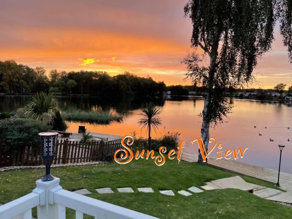 Tattershall Lakes Sunset View Caravan Lakeside, Hot Tub, Garden, Private Fishing Peg & Wifi المظهر الخارجي الصورة