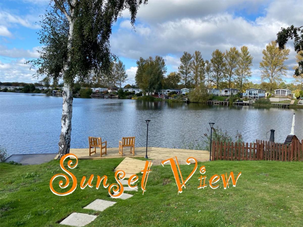 Tattershall Lakes Sunset View Caravan Lakeside, Hot Tub, Garden, Private Fishing Peg & Wifi المظهر الخارجي الصورة