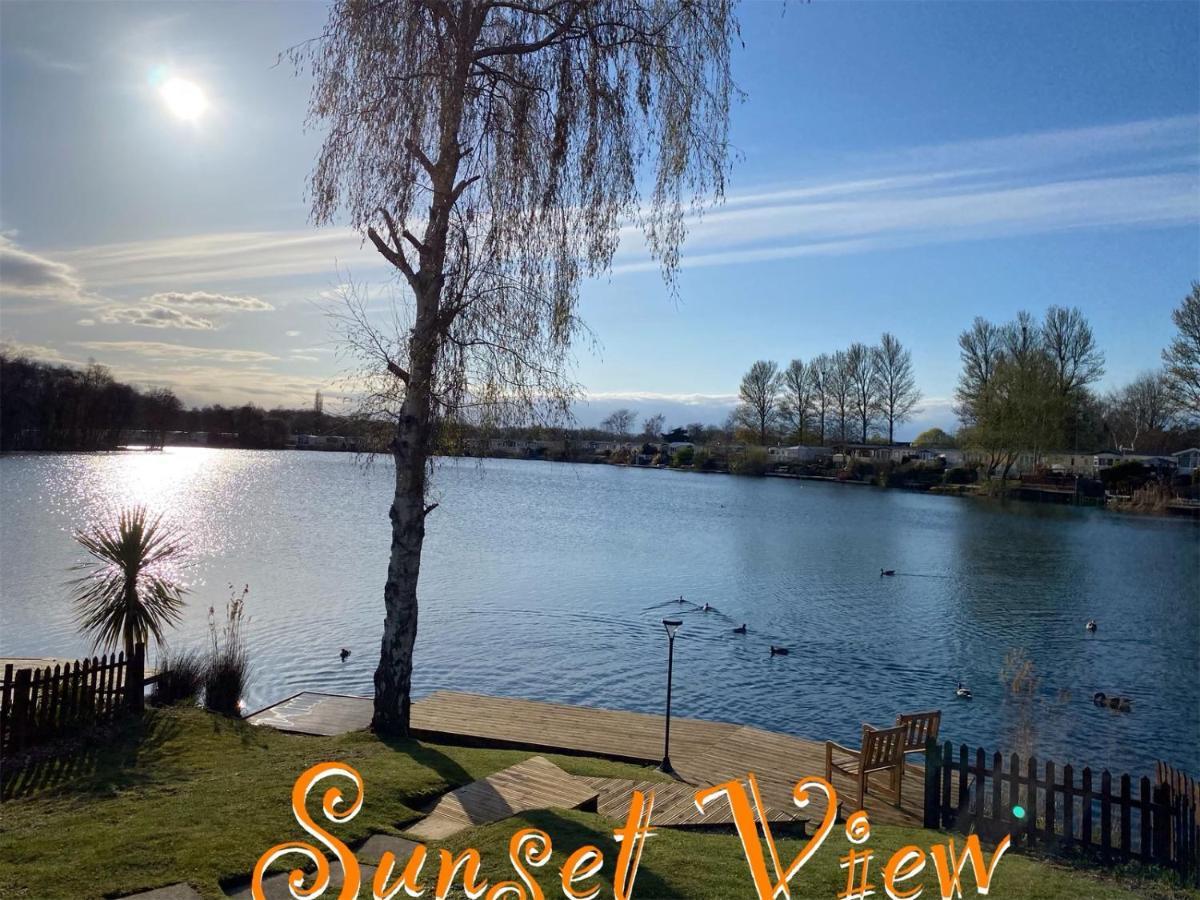 Tattershall Lakes Sunset View Caravan Lakeside, Hot Tub, Garden, Private Fishing Peg & Wifi المظهر الخارجي الصورة