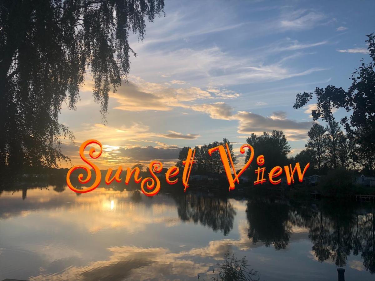 Tattershall Lakes Sunset View Caravan Lakeside, Hot Tub, Garden, Private Fishing Peg & Wifi المظهر الخارجي الصورة