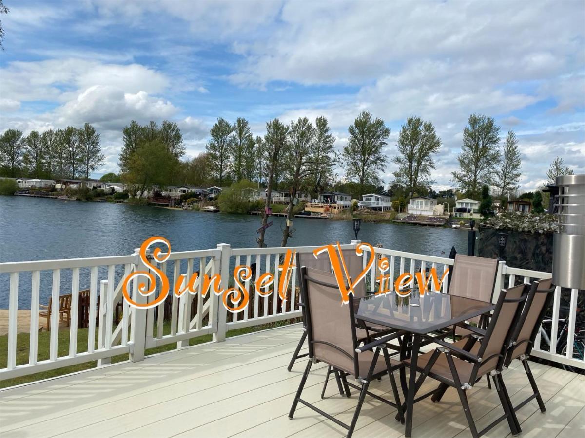 Tattershall Lakes Sunset View Caravan Lakeside, Hot Tub, Garden, Private Fishing Peg & Wifi المظهر الخارجي الصورة