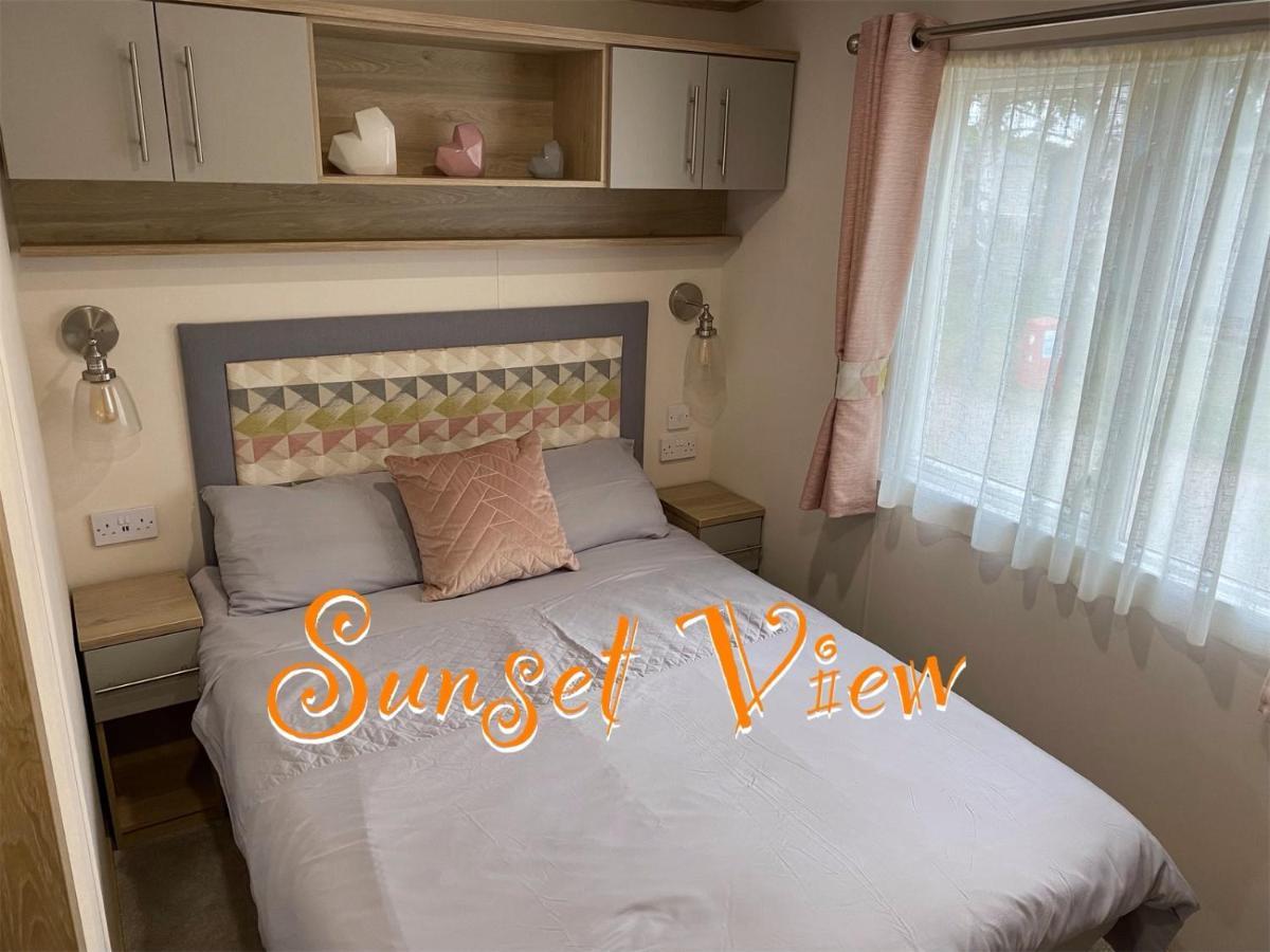 Tattershall Lakes Sunset View Caravan Lakeside, Hot Tub, Garden, Private Fishing Peg & Wifi المظهر الخارجي الصورة
