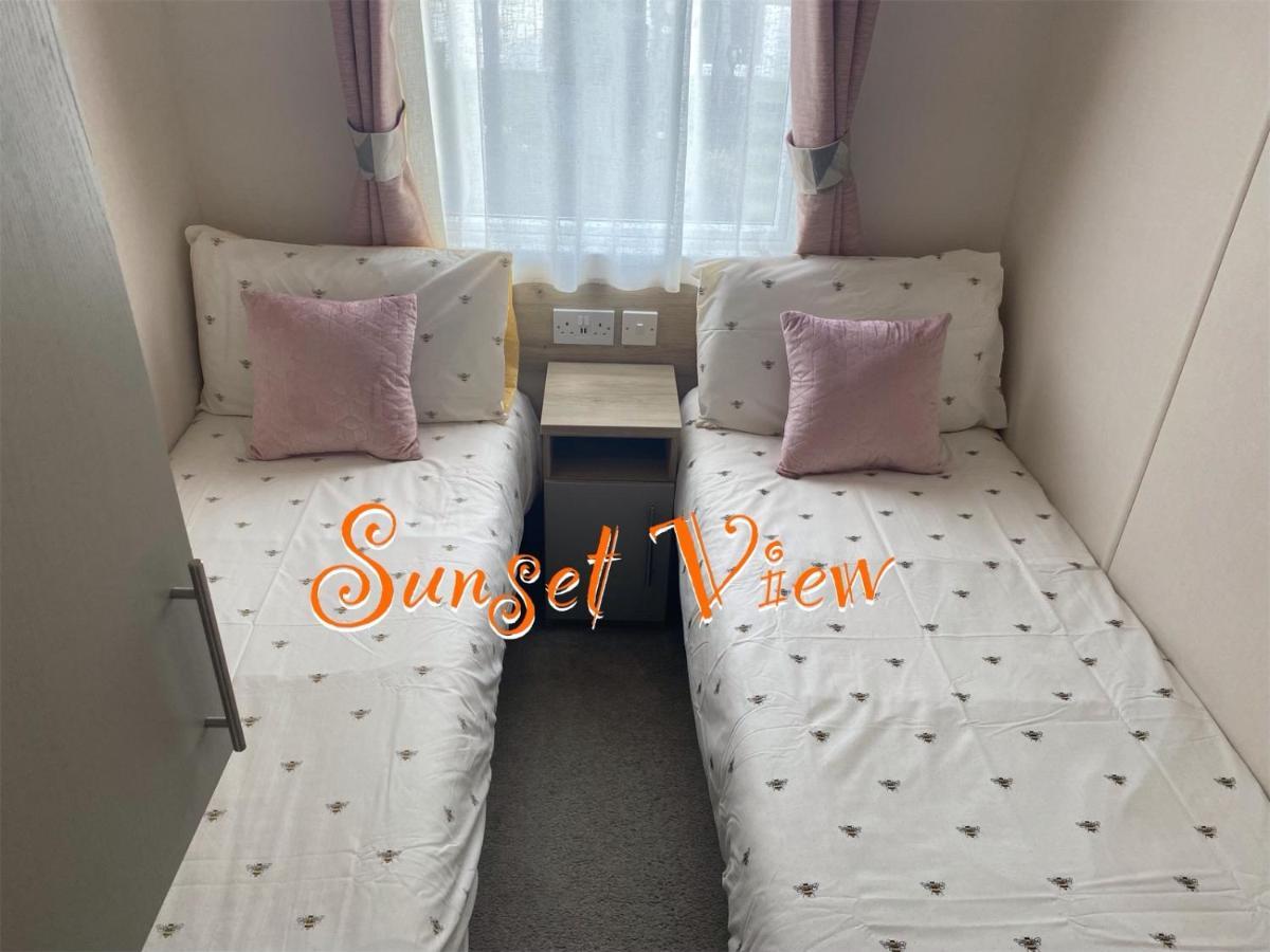 Tattershall Lakes Sunset View Caravan Lakeside, Hot Tub, Garden, Private Fishing Peg & Wifi المظهر الخارجي الصورة
