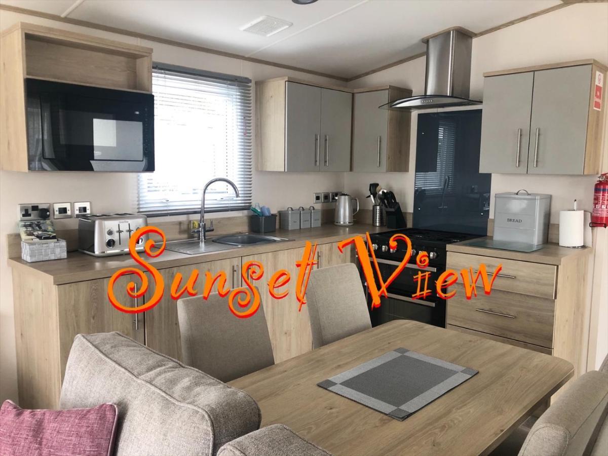 Tattershall Lakes Sunset View Caravan Lakeside, Hot Tub, Garden, Private Fishing Peg & Wifi المظهر الخارجي الصورة