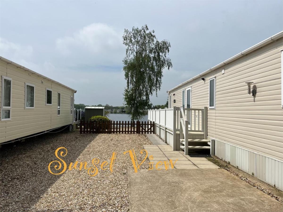 Tattershall Lakes Sunset View Caravan Lakeside, Hot Tub, Garden, Private Fishing Peg & Wifi المظهر الخارجي الصورة
