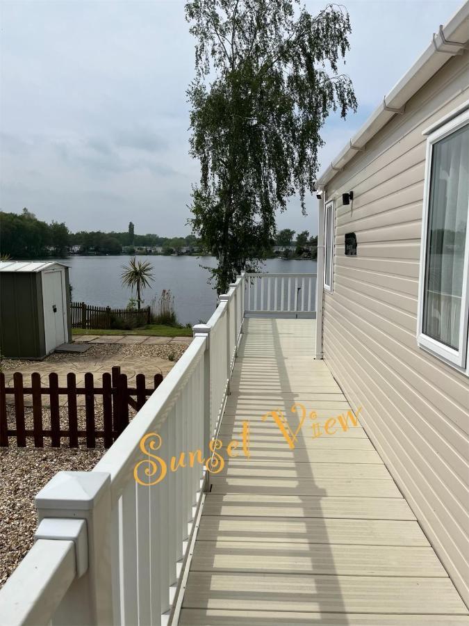 Tattershall Lakes Sunset View Caravan Lakeside, Hot Tub, Garden, Private Fishing Peg & Wifi المظهر الخارجي الصورة
