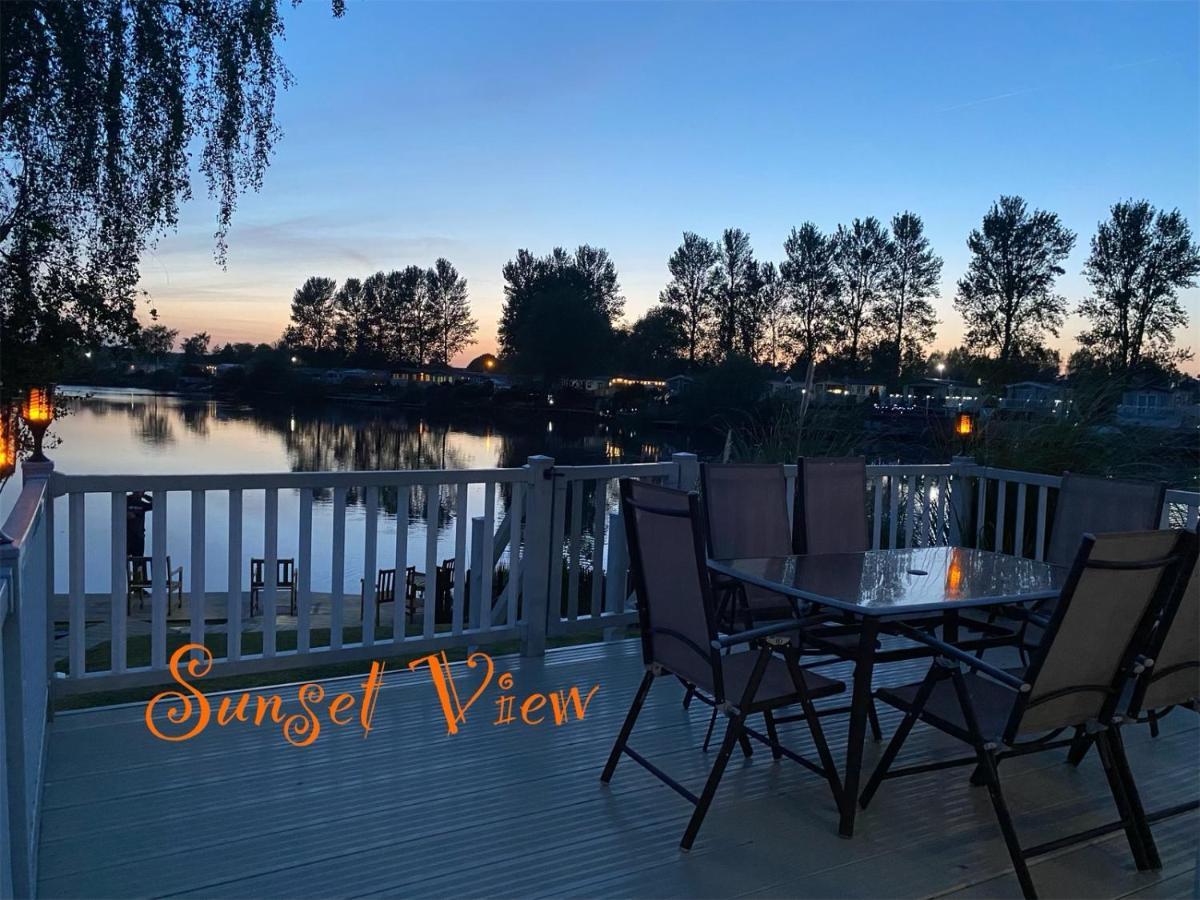Tattershall Lakes Sunset View Caravan Lakeside, Hot Tub, Garden, Private Fishing Peg & Wifi المظهر الخارجي الصورة