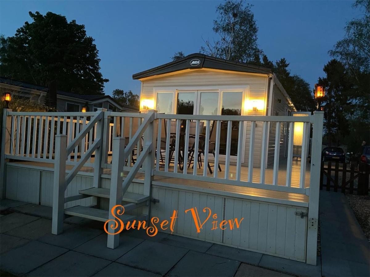 Tattershall Lakes Sunset View Caravan Lakeside, Hot Tub, Garden, Private Fishing Peg & Wifi المظهر الخارجي الصورة