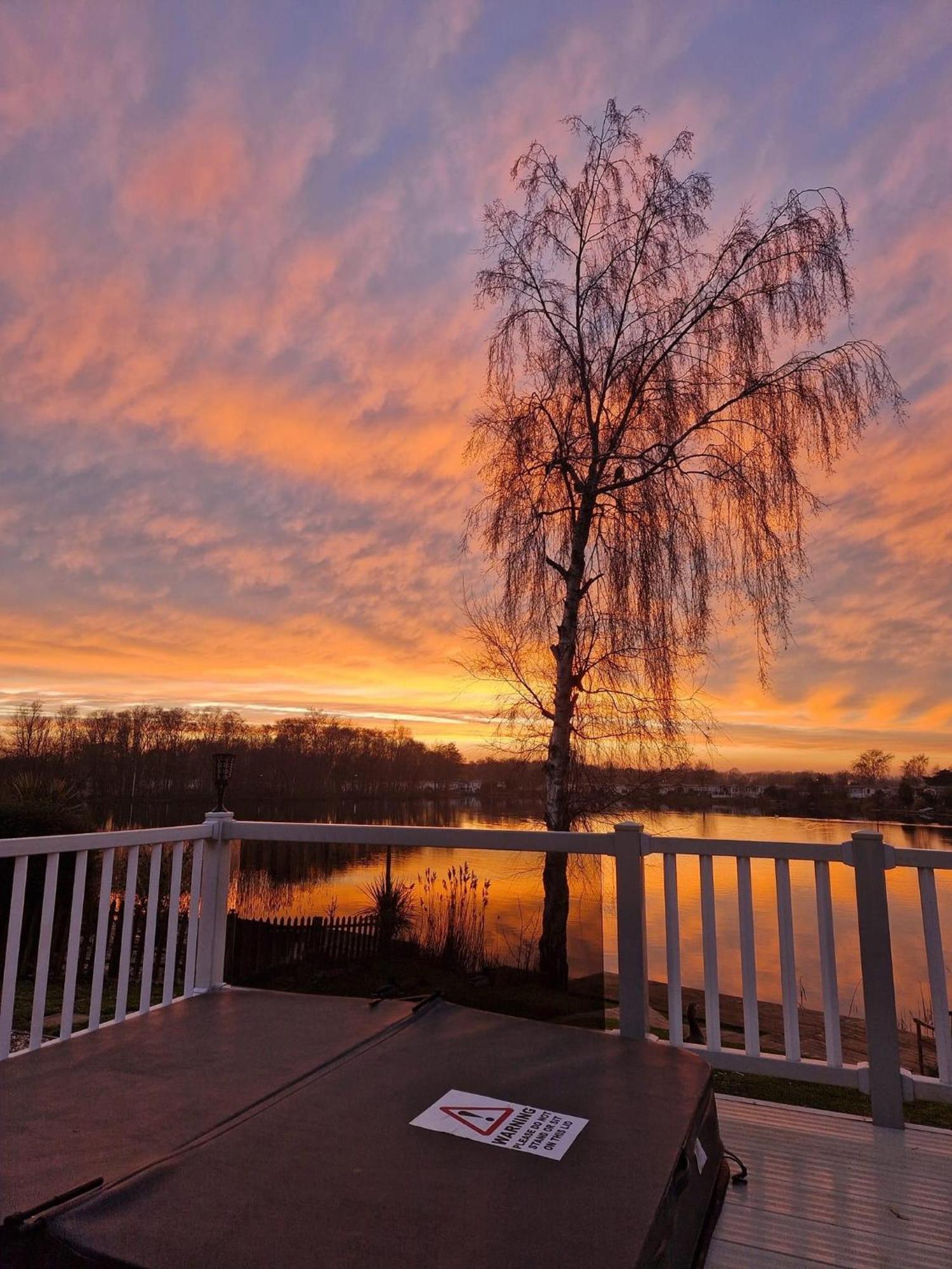 Tattershall Lakes Sunset View Caravan Lakeside, Hot Tub, Garden, Private Fishing Peg & Wifi المظهر الخارجي الصورة