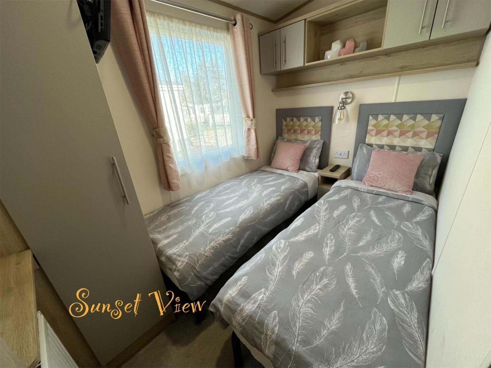 Tattershall Lakes Sunset View Caravan Lakeside, Hot Tub, Garden, Private Fishing Peg & Wifi المظهر الخارجي الصورة