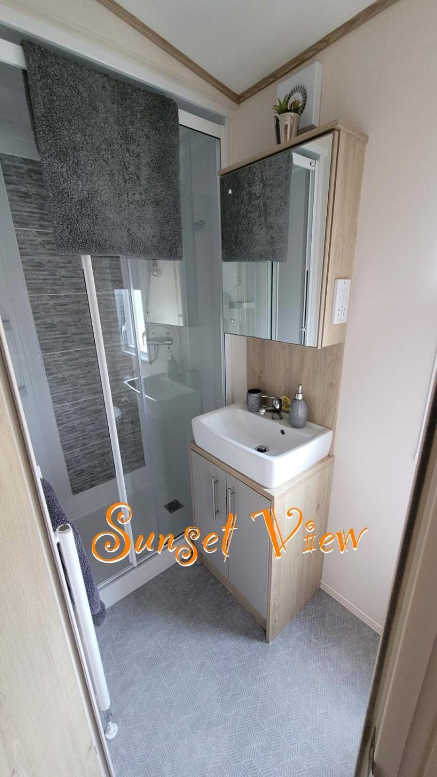Tattershall Lakes Sunset View Caravan Lakeside, Hot Tub, Garden, Private Fishing Peg & Wifi المظهر الخارجي الصورة