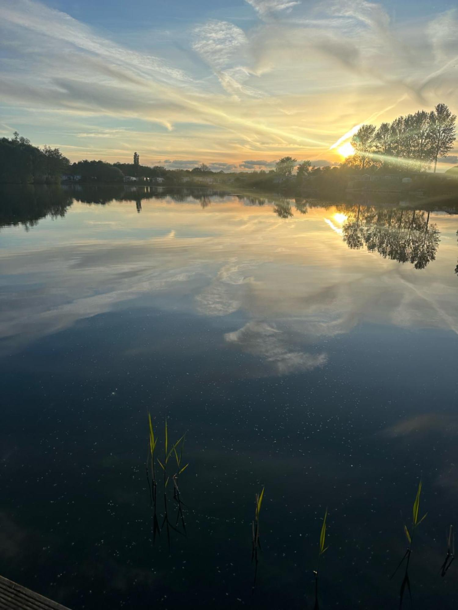 Tattershall Lakes Sunset View Caravan Lakeside, Hot Tub, Garden, Private Fishing Peg & Wifi المظهر الخارجي الصورة