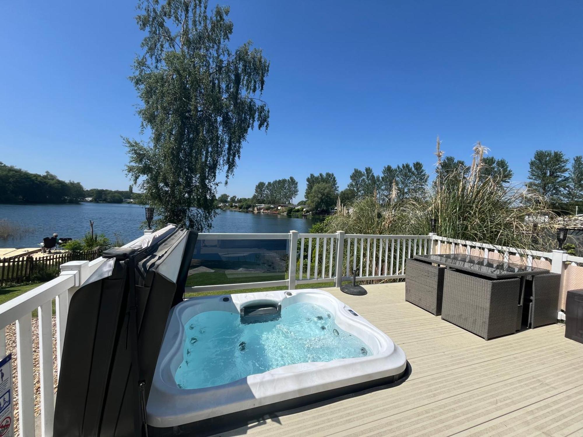 Tattershall Lakes Sunset View Caravan Lakeside, Hot Tub, Garden, Private Fishing Peg & Wifi المظهر الخارجي الصورة