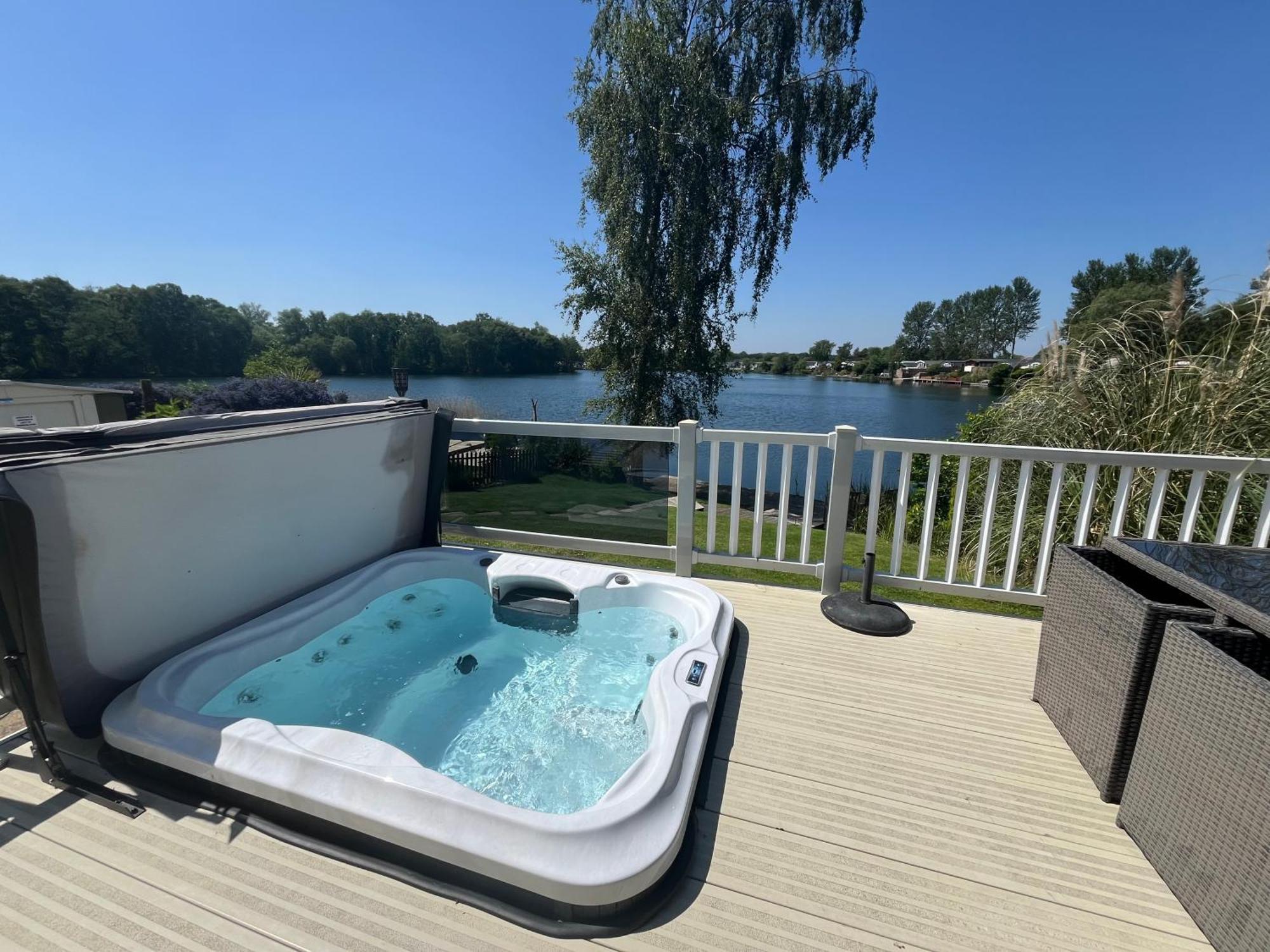 Tattershall Lakes Sunset View Caravan Lakeside, Hot Tub, Garden, Private Fishing Peg & Wifi المظهر الخارجي الصورة