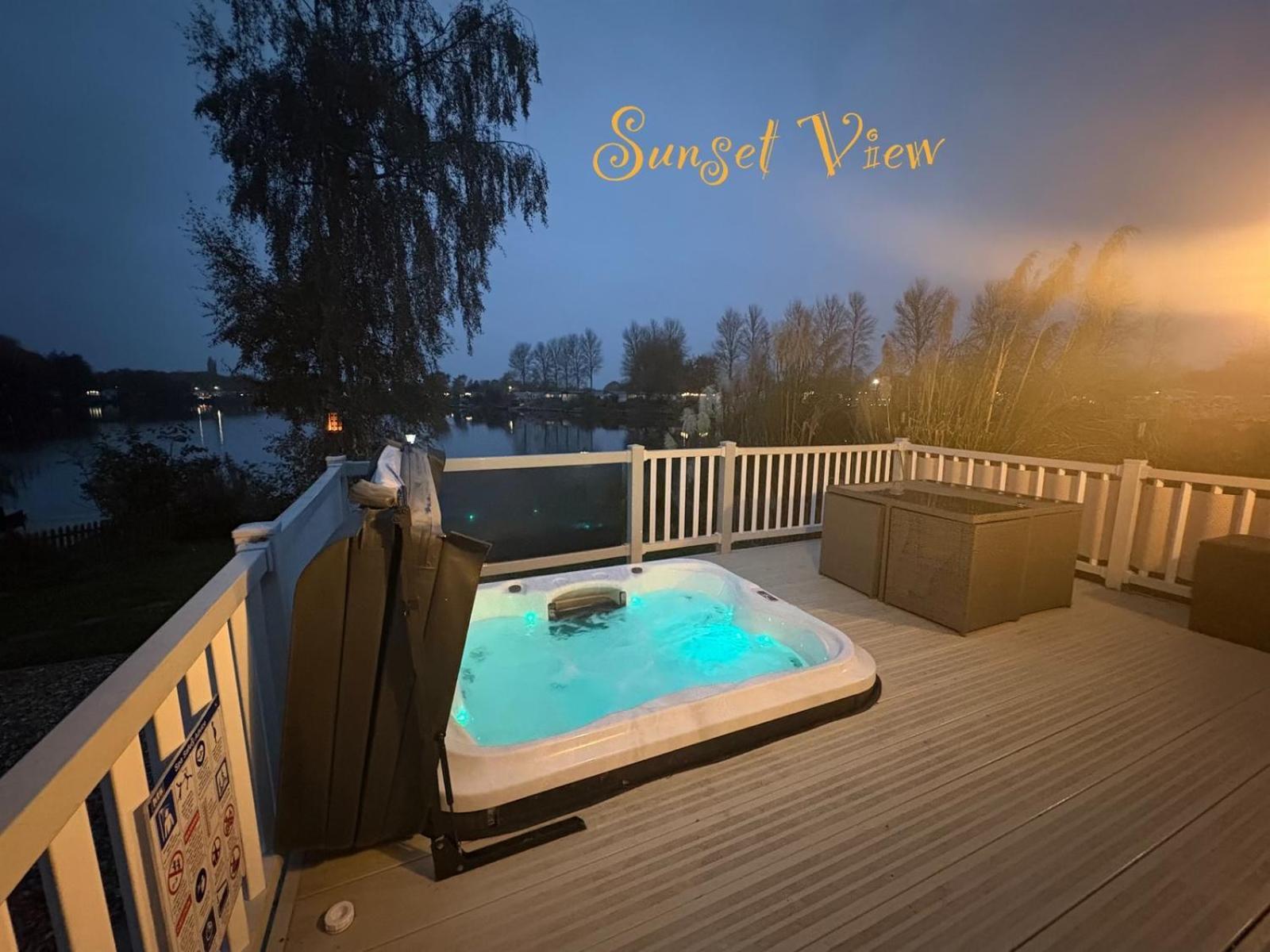 Tattershall Lakes Sunset View Caravan Lakeside, Hot Tub, Garden, Private Fishing Peg & Wifi المظهر الخارجي الصورة