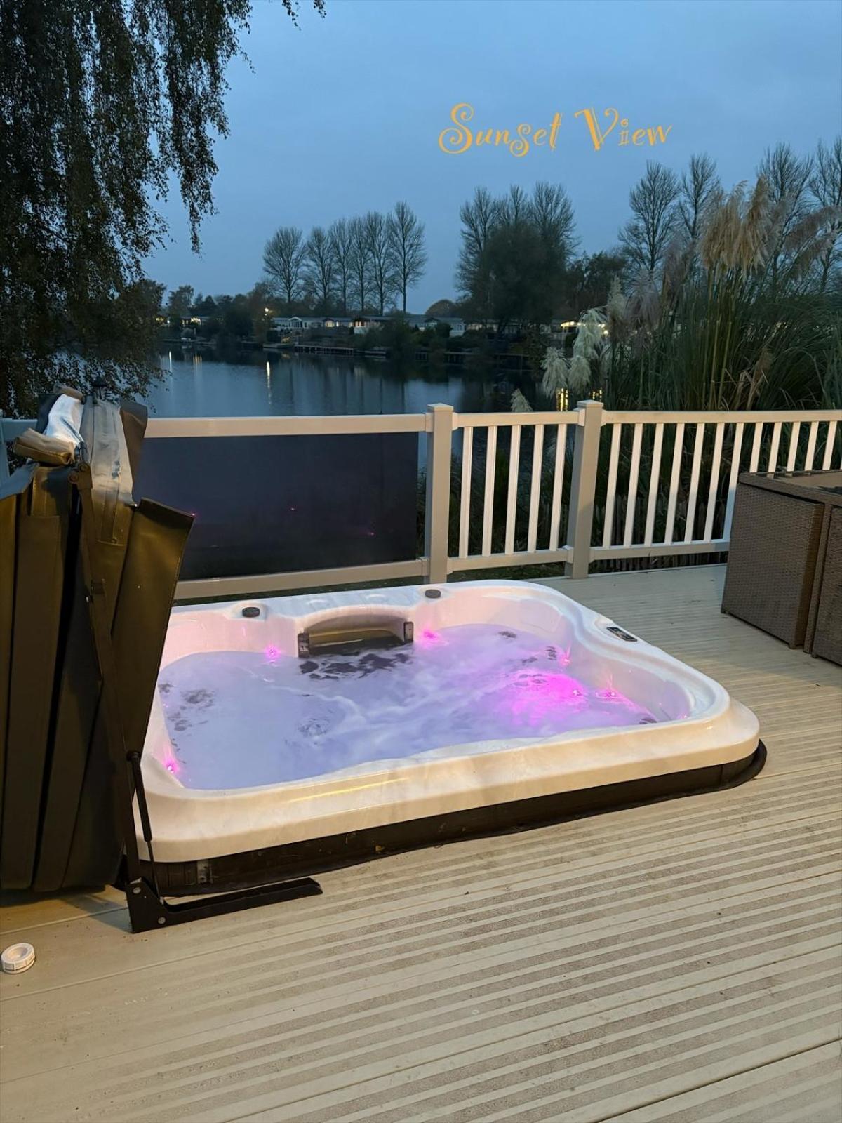 Tattershall Lakes Sunset View Caravan Lakeside, Hot Tub, Garden, Private Fishing Peg & Wifi المظهر الخارجي الصورة