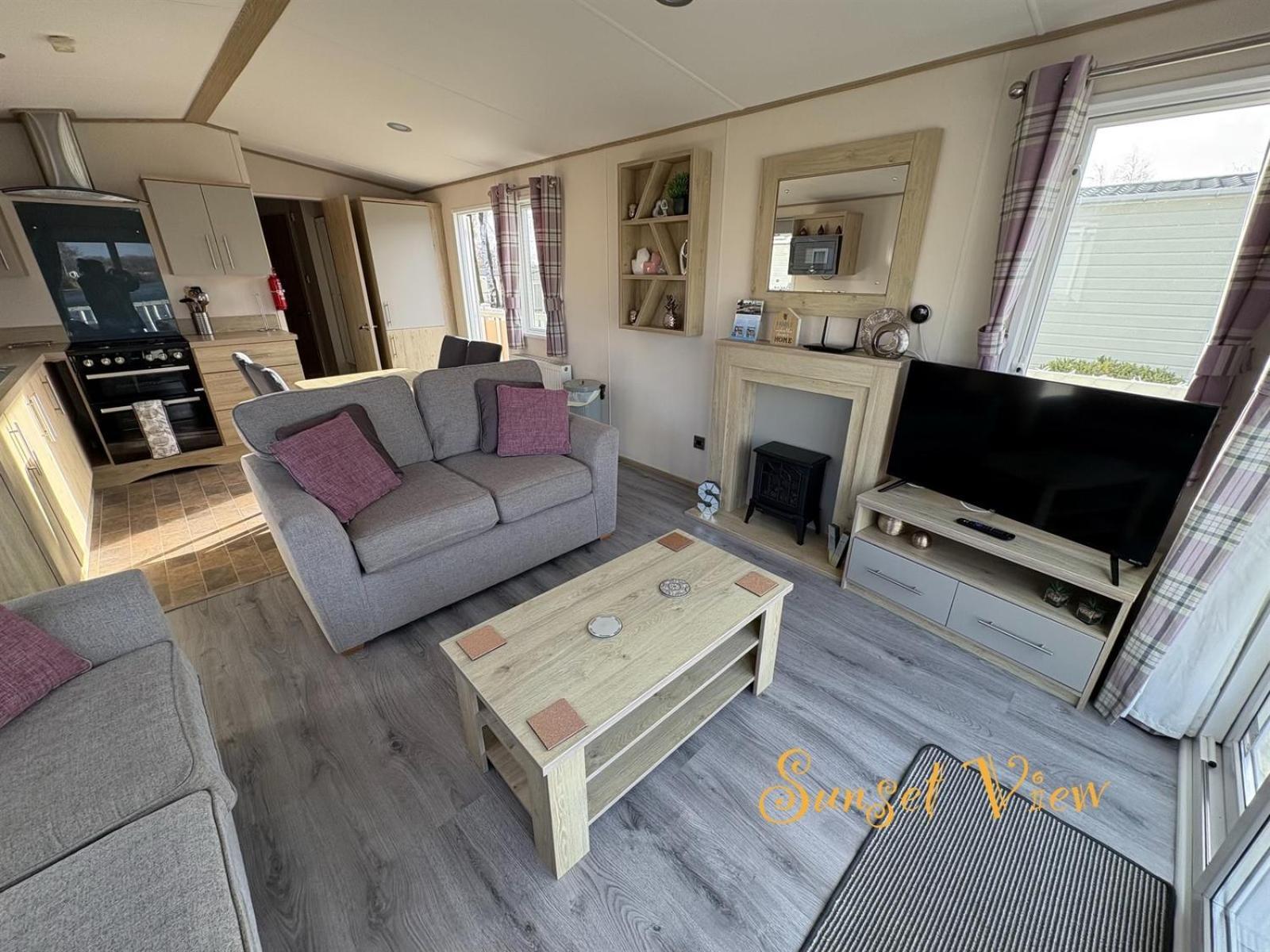 Tattershall Lakes Sunset View Caravan Lakeside, Hot Tub, Garden, Private Fishing Peg & Wifi المظهر الخارجي الصورة